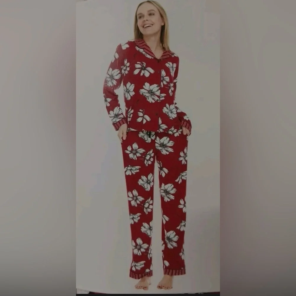 New Super comfy burgundy matching set pyjamas.Size L